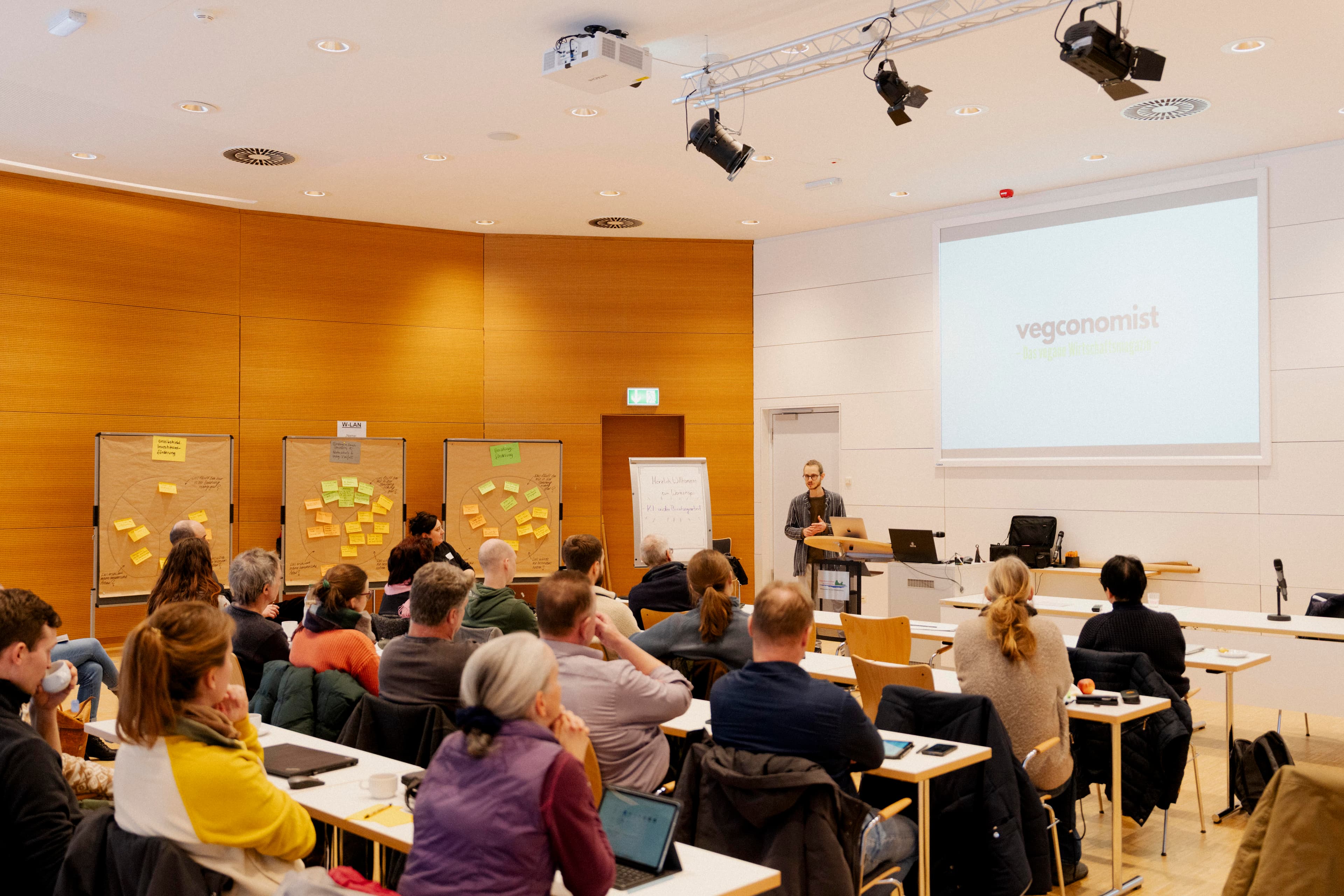 Workshop-Teilnehmer arbeiten gemeinsam an KI-Themen