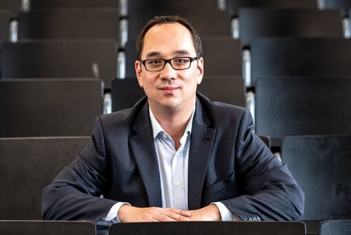 prof-dr-nick-lin-hi-hörsaal-portrait-cropped2